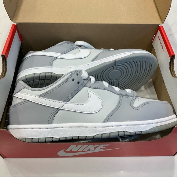 Nike Dunk Low kid size 3y
Two-Toned Grey (GS) sneakers - Picture 9 of 16